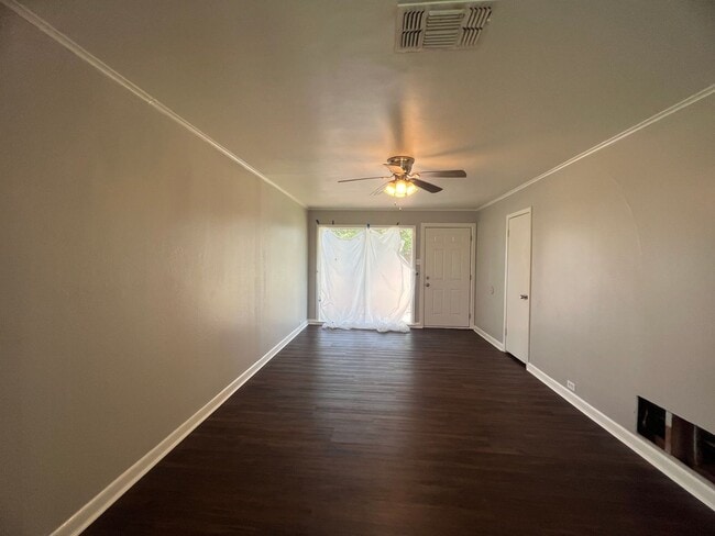 Building Photo - Updated and ready for tenant....