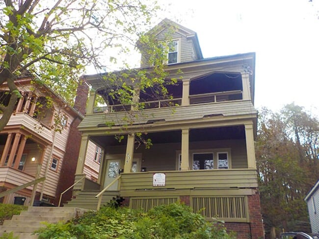 Building Photo - 8/1/26 Spacious First Floor Apartment Clos...