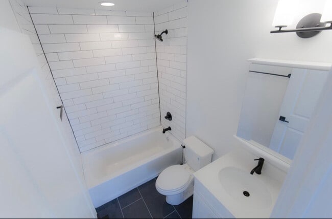 Building Photo - 417 W North Ave