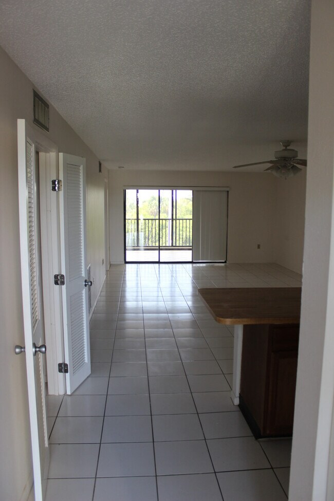 Foto del edificio - 2/2 Condo with Marina and River Views-Includes cable and water