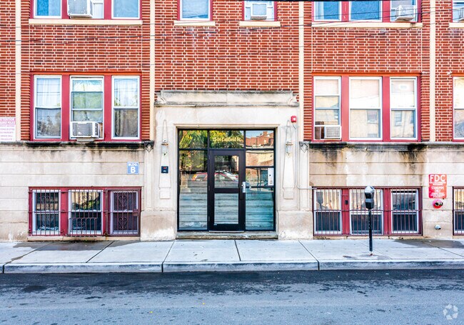 Entrada - 12-20 Canfield St