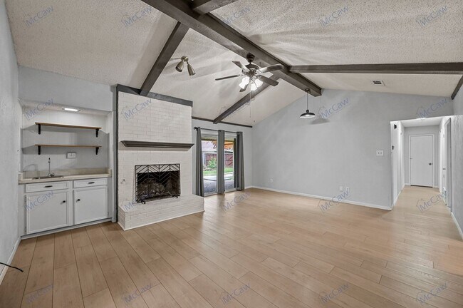 Building Photo - Spacious & Stylish 3/2 Gem Near the Lake!