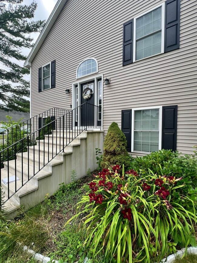 Building Photo - Stunning Single Family Home In Sixteen Acr...
