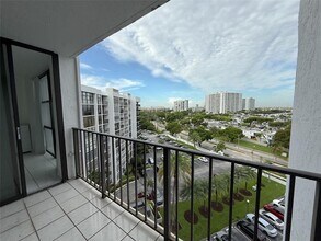 Building Photo - 800 Parkview Dr