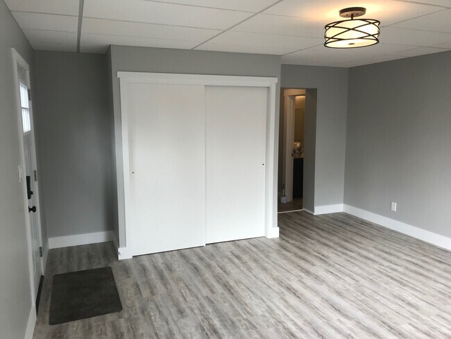Building Photo - 132 Mintern Av