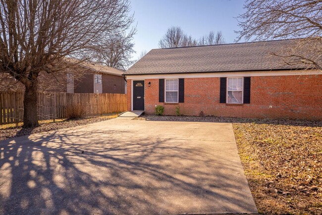 Foto del edificio - 707 Bagwell Ct