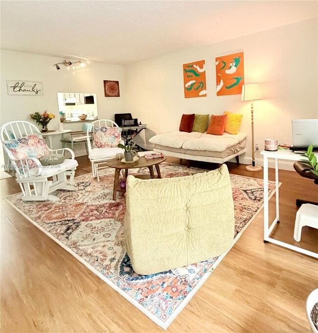 Building Photo - 450 Commodore Dr