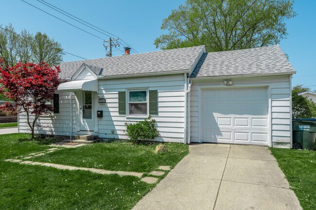 Building Photo - 1282 Summit Dr