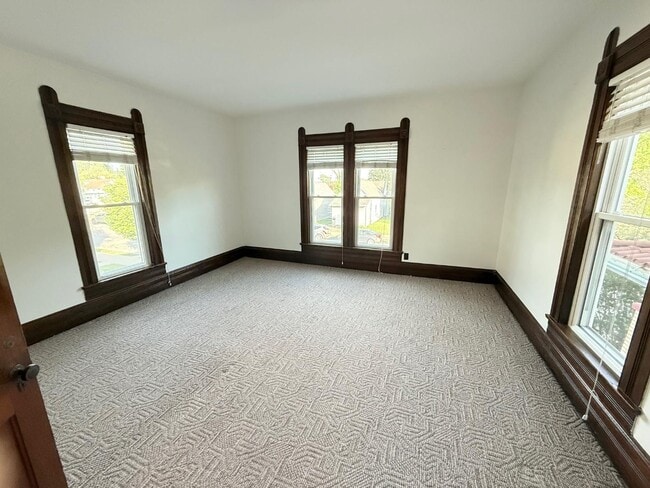 Building Photo - 1603 E Oak St