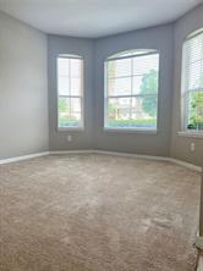 Building Photo - GATED COMM with 4 bdrm 3 bath home for you!