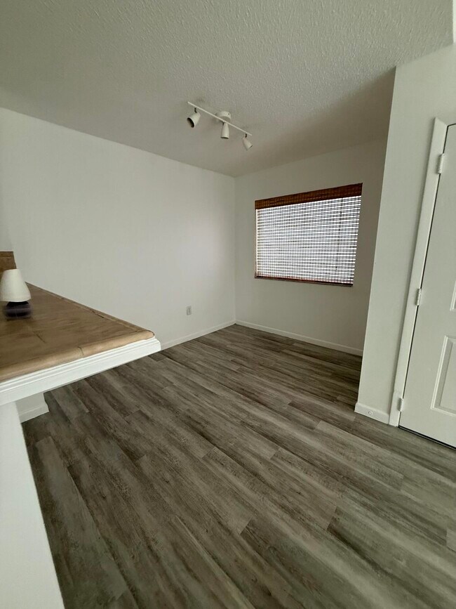 Foto del edificio - 1721 Village Blvd