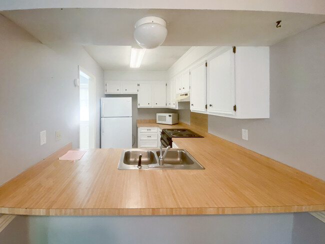 Kitchen - 715 Bay Park Dr