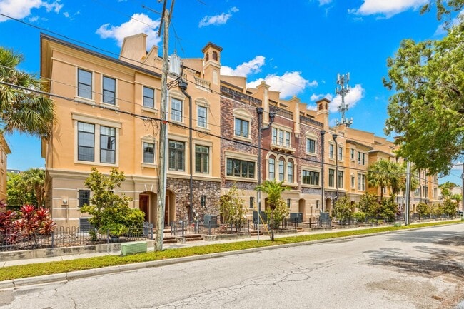 Building Photo - Beautiful Soho Brownstone - 2228 Soho Bay Ct - Beautiful Soho Brownstone