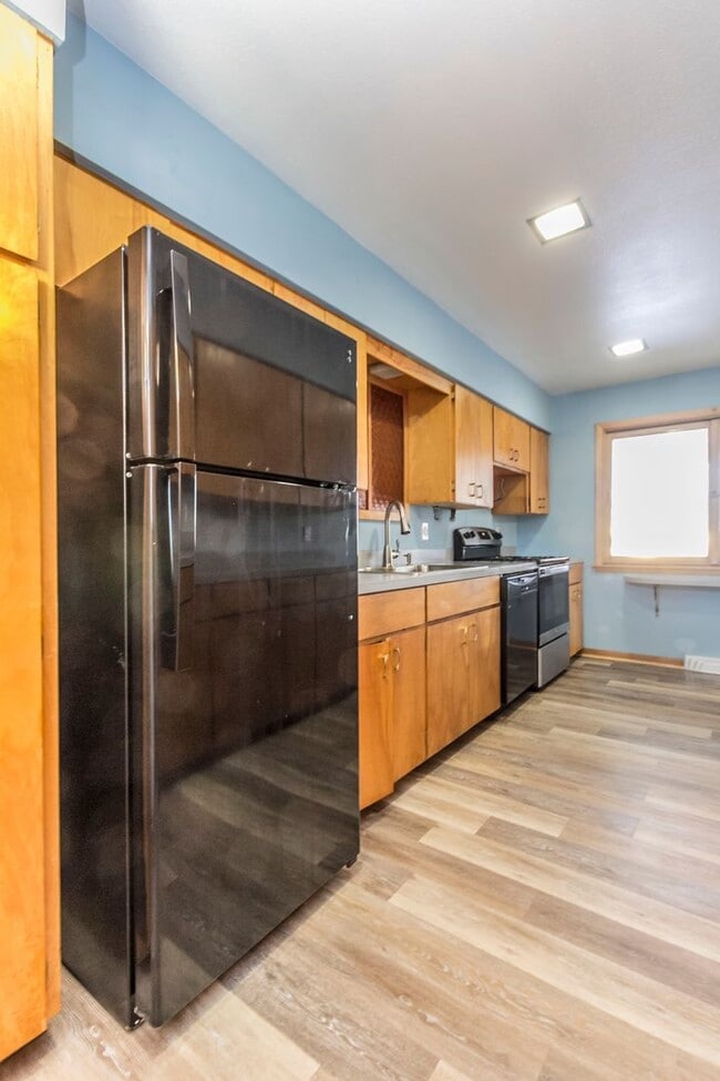 Building Photo - Spacious 3 Bedroom 1 Bathroom