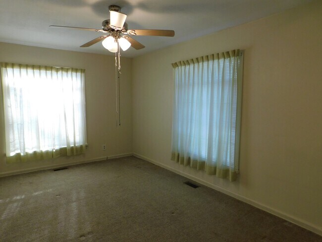 Foto del edificio - Lots of character in this 2 bedroom/1 bath...