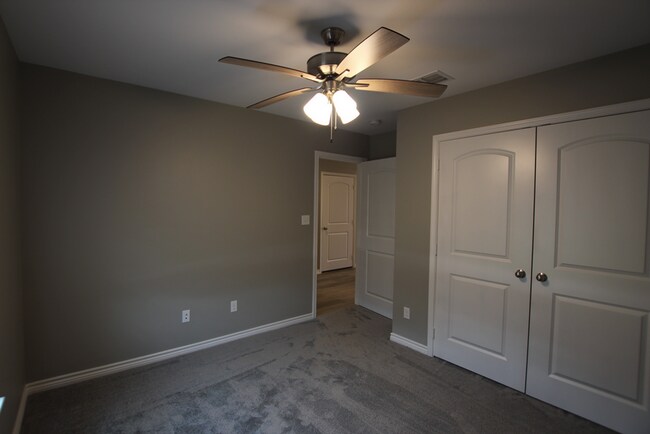 Building Photo - 2 Bedroom 2 Bath Townhome! Whitehouse ISD!