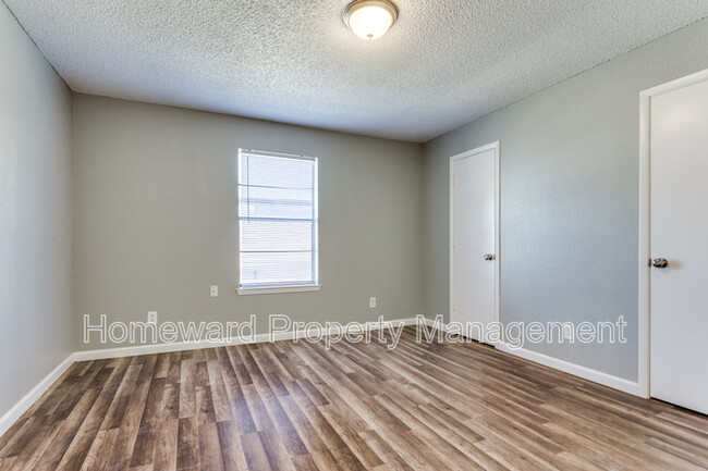 Foto del edificio - 8108 Foxfire Ln