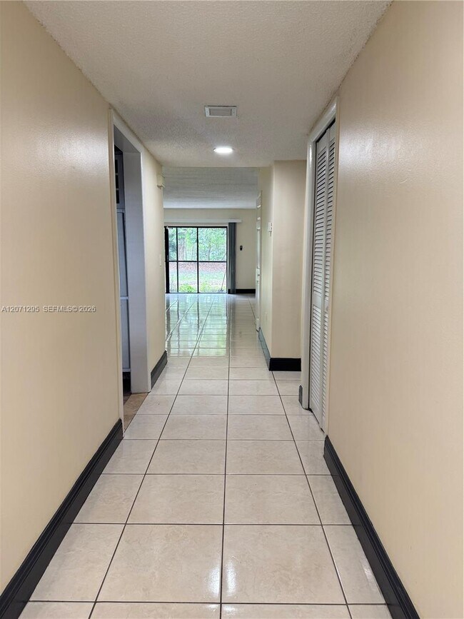 Foto del edificio - 215 Lakeview Dr
