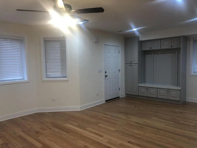 Building Photo - 2505 N Hamlin Ave