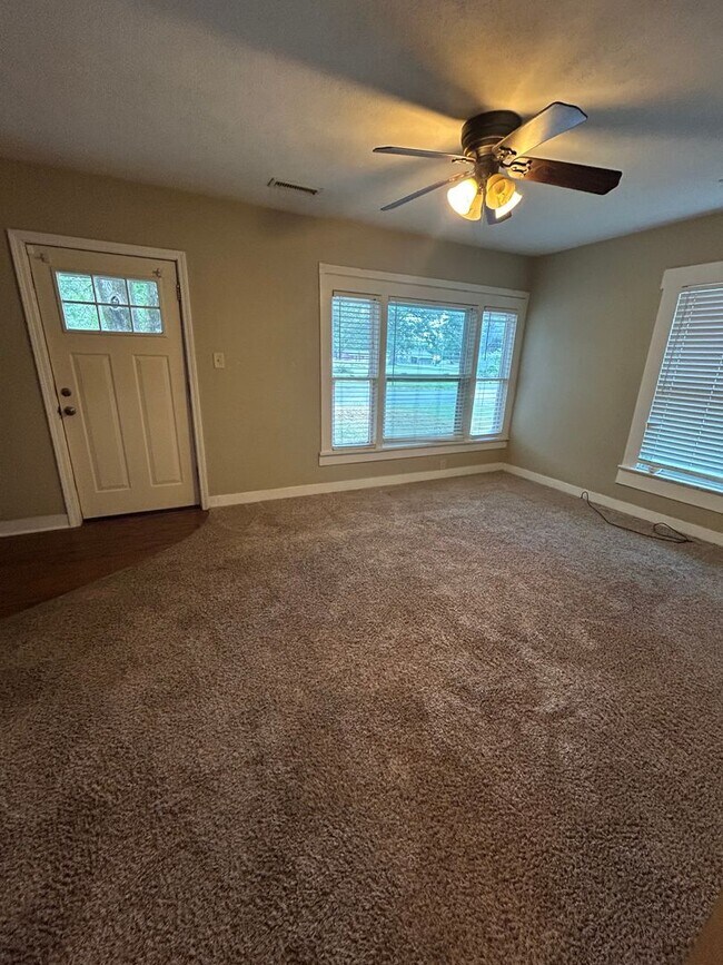 Building Photo - Very Nice 3 Bedroom 1.5 Bath House - A Mus...