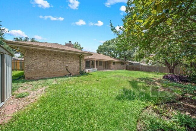 Building Photo - 6015 Windhaven Dr