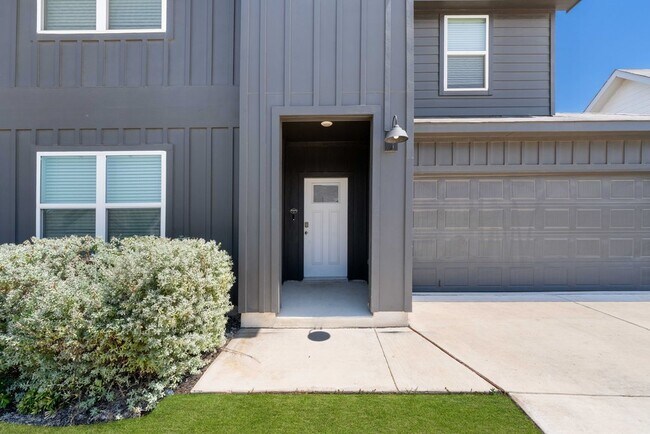 Building Photo - Spacious 5-Bed Home with Community Perks, Lake Access, and Private Fenced Yard in San Antonio