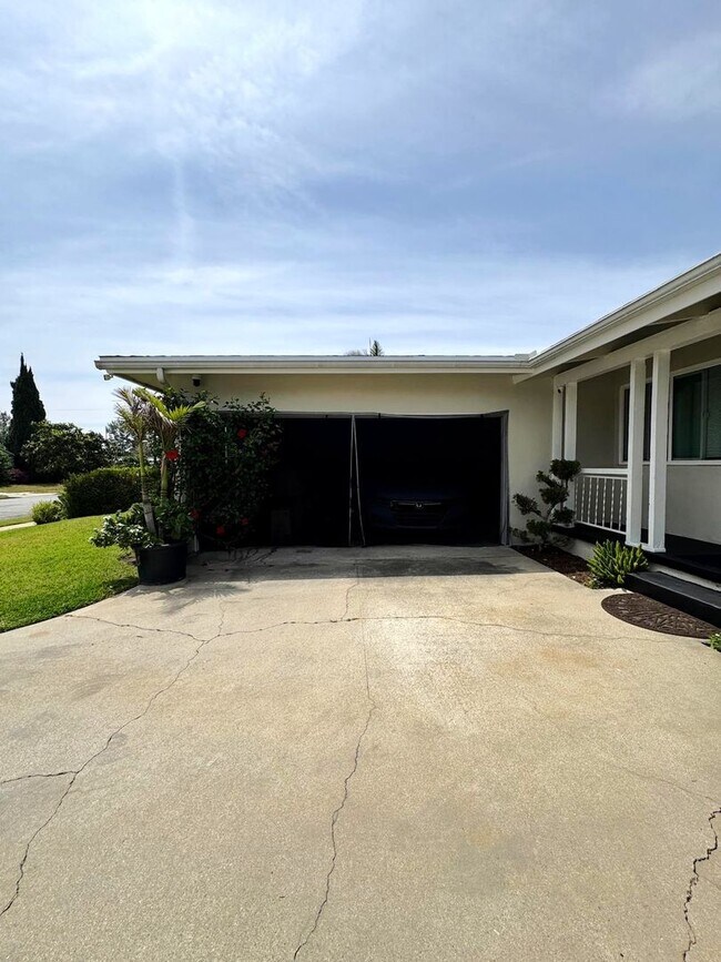 Foto del edificio - Rare 3 Bed Solar Home for Rent in Pomona Near Claremont & La Verne | Yard, Office, Garage