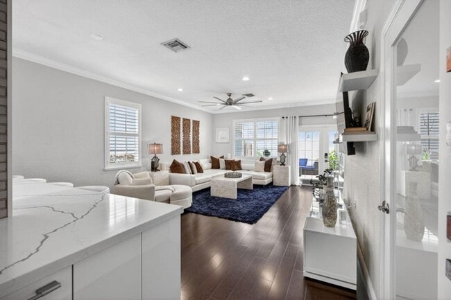 Building Photo - 203 E Thatch Palm Cir