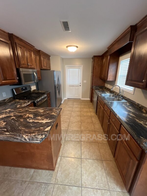 Foto del edificio - 214 Winterberry Way
