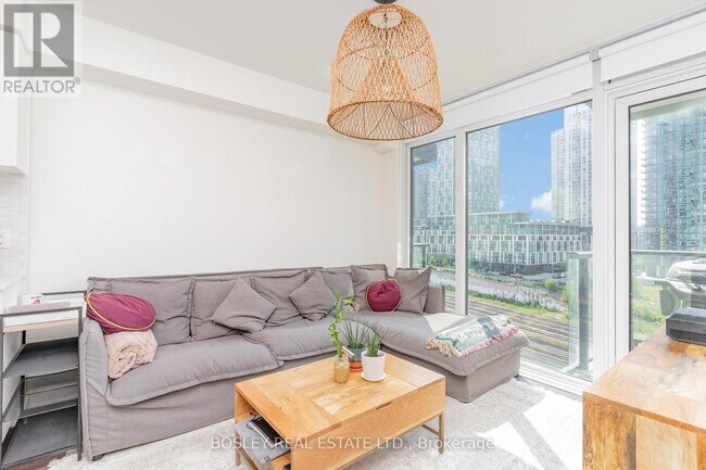 Photo du bâtiment - 576-4576 Front St W