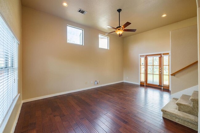 Building Photo - 2102 Laura Ct