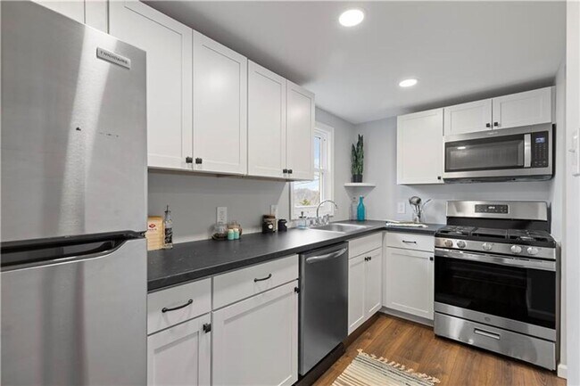 Foto del edificio - Spacious 4-Bedroom Home with Modern Updates & Private Driveway