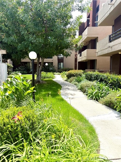 Foto del edificio - 7826 Topanga Canyon Blvd