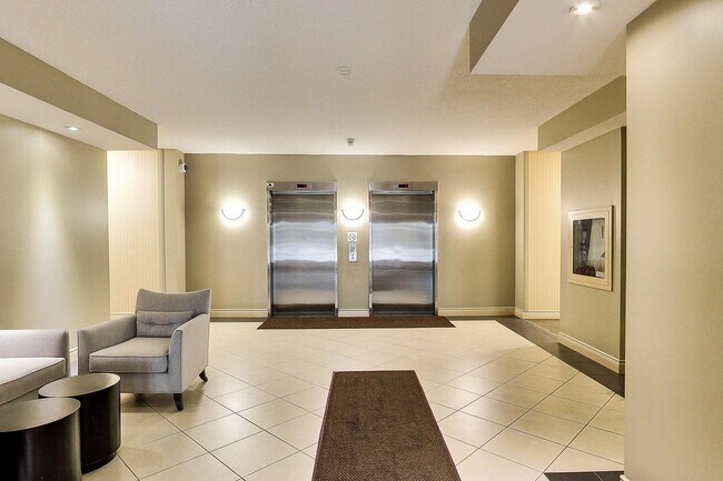 Photo du bâtiment - 1000 King St W