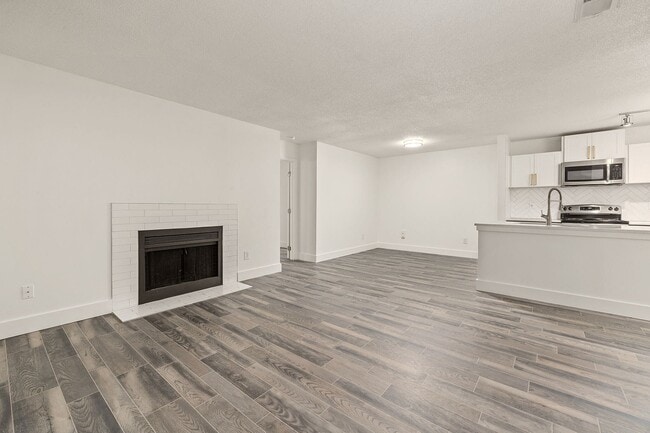 Building Photo - Avana Lake Lynn