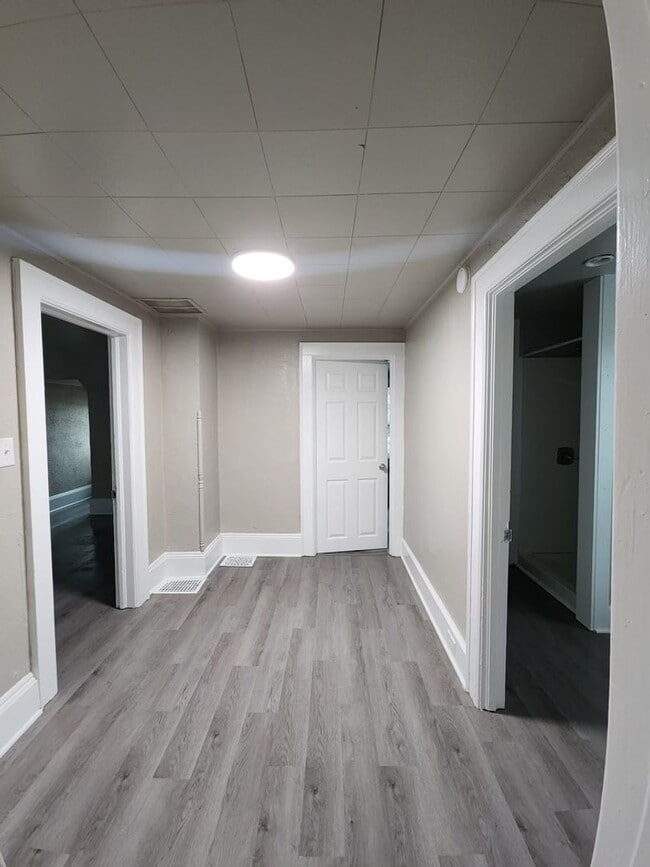 Building Photo - 702 S Commercial St