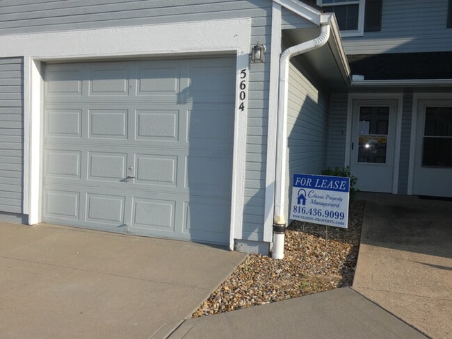 Building Photo - Beautiful Updated TownHome in Park Hill Sc...