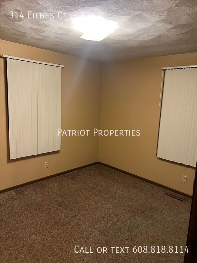 Building Photo - 3 bedroom/1.5 bath duplex in Beaver Dam