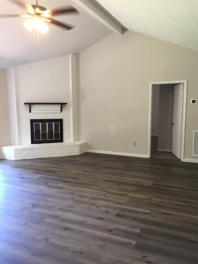 Foto del edificio - 5811 Woodmancote Dr