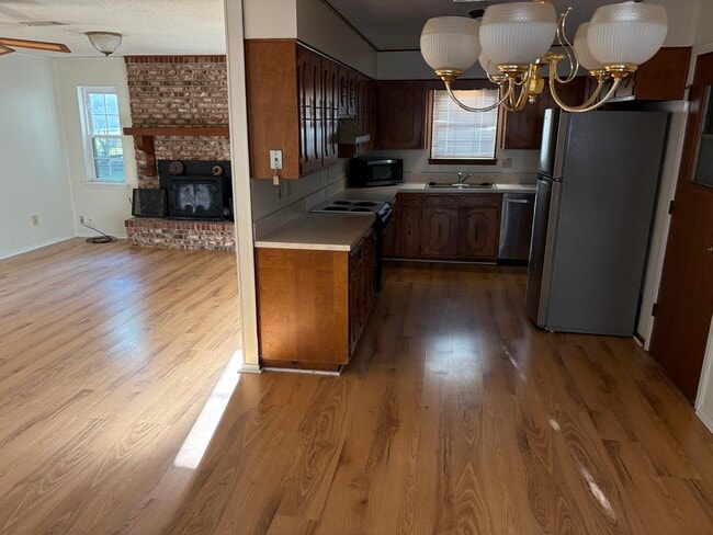 Building Photo - 1300 Pinewood Dr