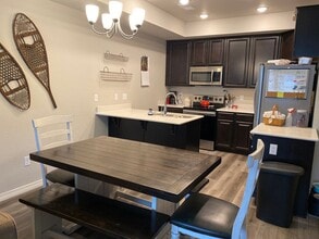 Building Photo - 876 Winding Brk Dr