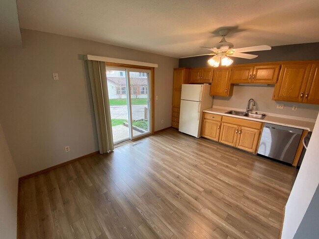 Foto del edificio - New Renovated 2br/1ba Townhome in Apple Va...