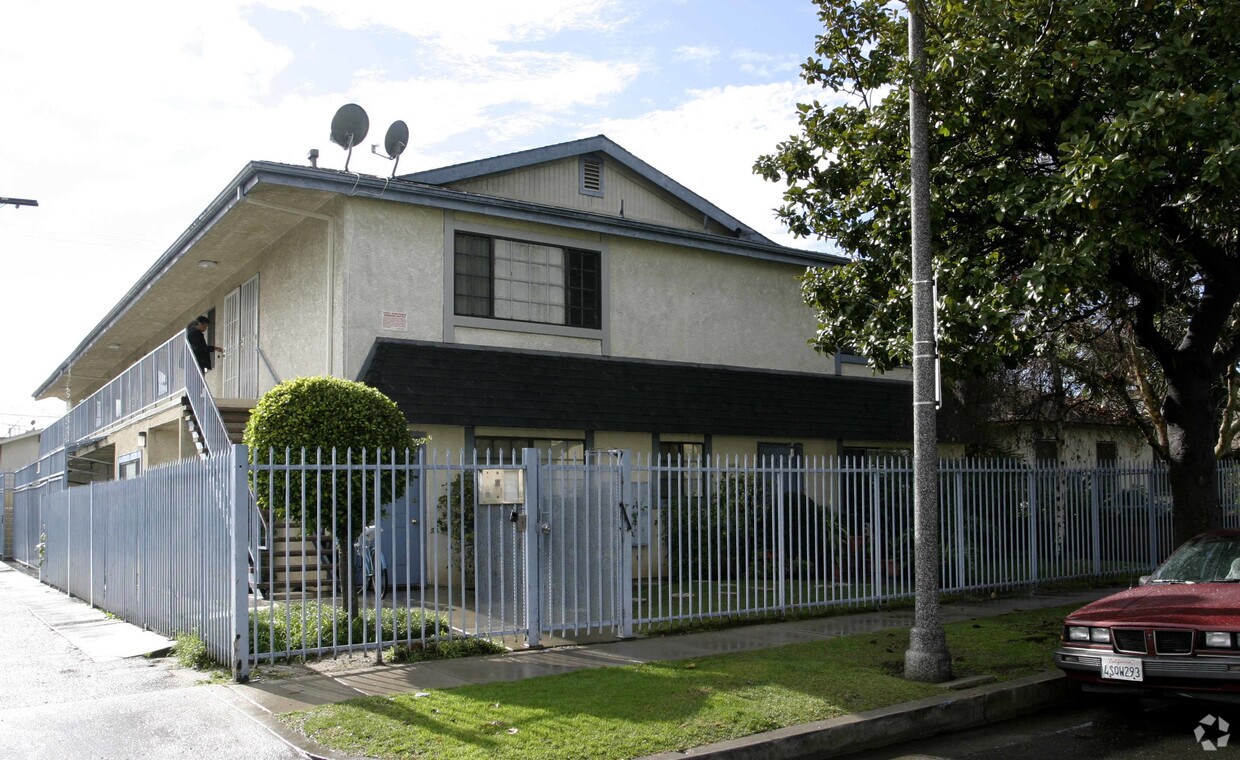 Primary Photo - 5230 Arbor Vitae St