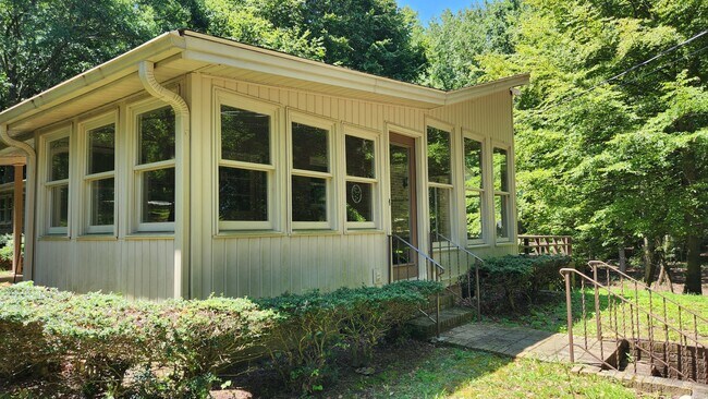 Building Photo - Convenient Location off Hwy 14 and Woodruf...