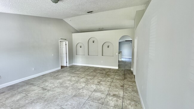 Building Photo - 34 Firethorn Ln