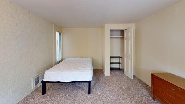 Building Photo - 319 Catherine St