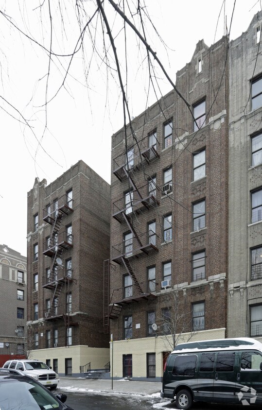 Building Photo - 2564 Creston Ave