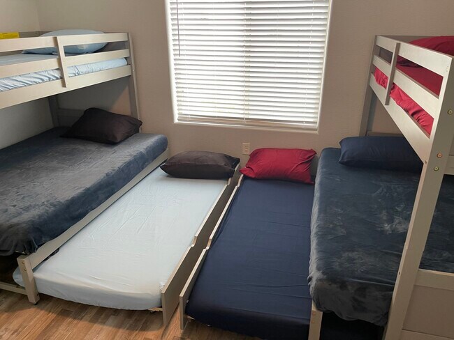 Front Bunk Bed Room 6 beds - 5879 Desert Lakes Dr