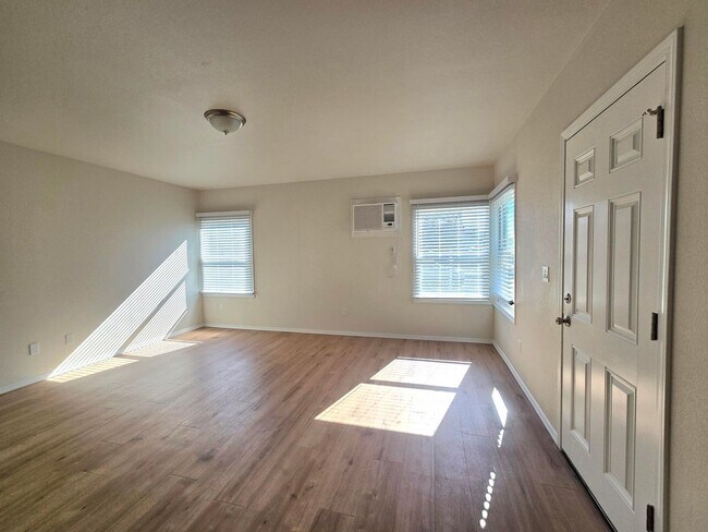 Foto del edificio - NO RENT UNTIL 2026!! -MOVE IN READY! AFFORDABLE 3 BEDROOM, FULLY REMODELED!