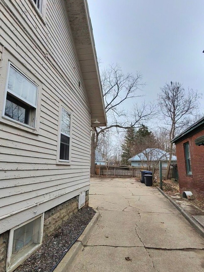 Building Photo - 1605 Kearsley Park Blvd